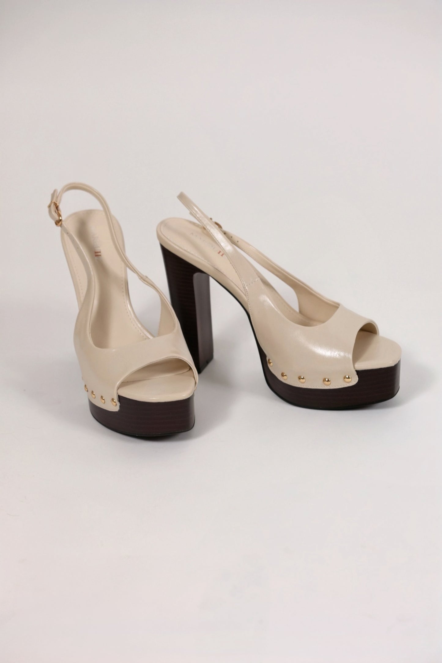 Escarpins à talons carrés cloutés